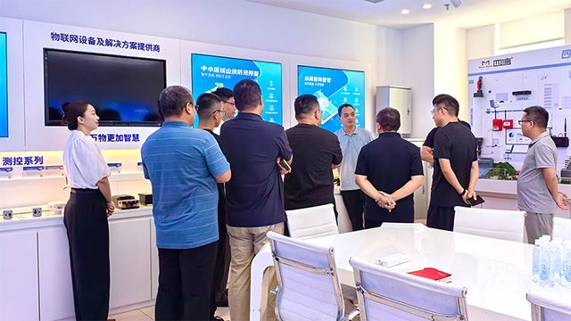 Group photo of Shandong client delegation visiting Four‑Faith IoT Product Showroom