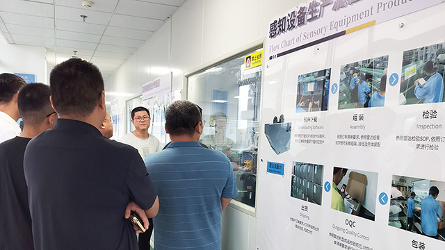 Shandong client delegation inspecting Four‑Faith IoT production workshop